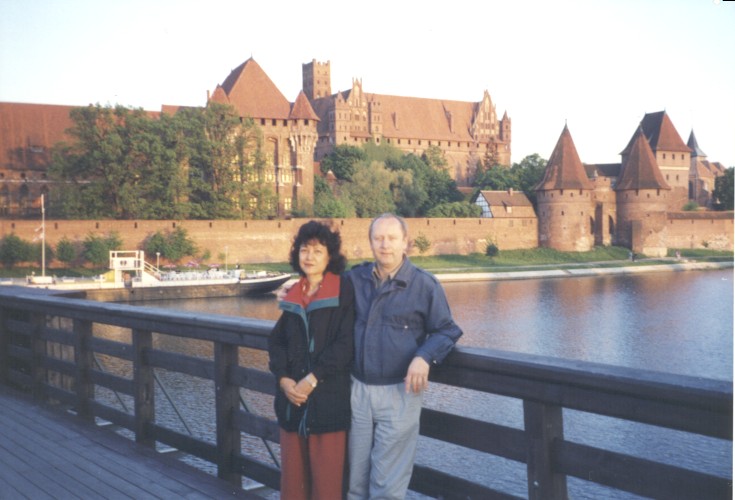 Fot. #B1 (R1 z [10]): Dr Jan Pajk z on przed zamkiem w Malborku. Maj 1995.