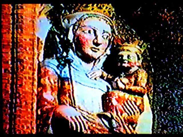 Fot. #C2b (rodek): Klatka starego filmu ukazujca figur krzyzackiej Madonny z zamku w Malborku, wraz z wnk w murze w jakiej ona staa.